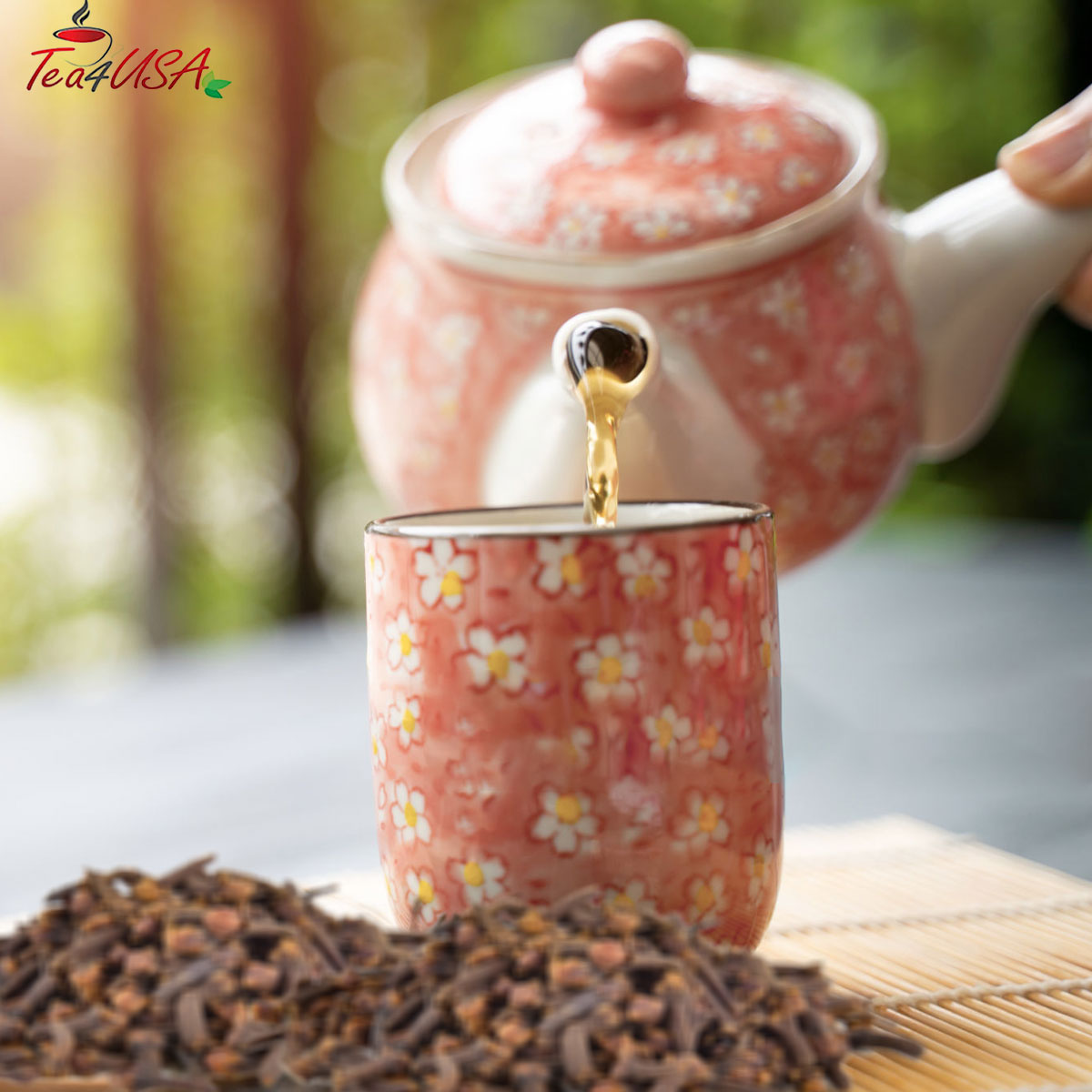 Clove flavored black tea from Tea4U with a teapot in the background